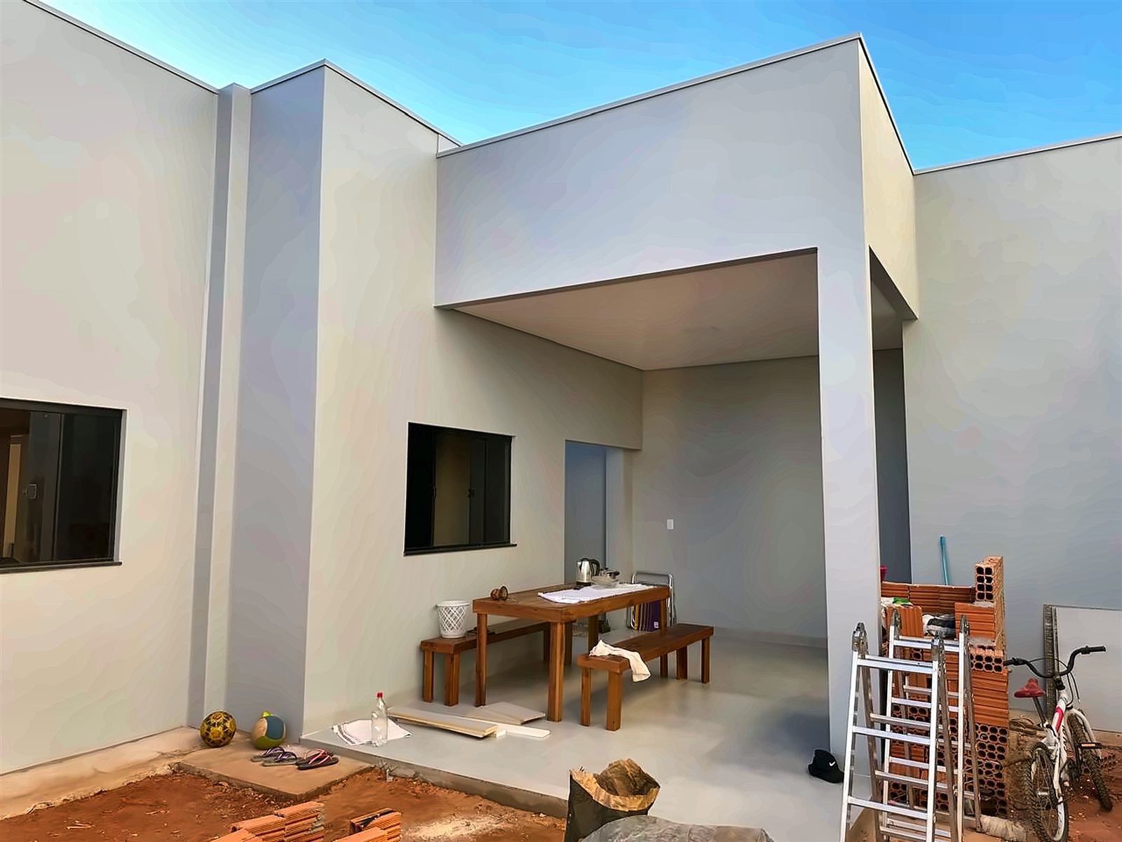 Casa térrea recém-construída, com área gourmet coberta